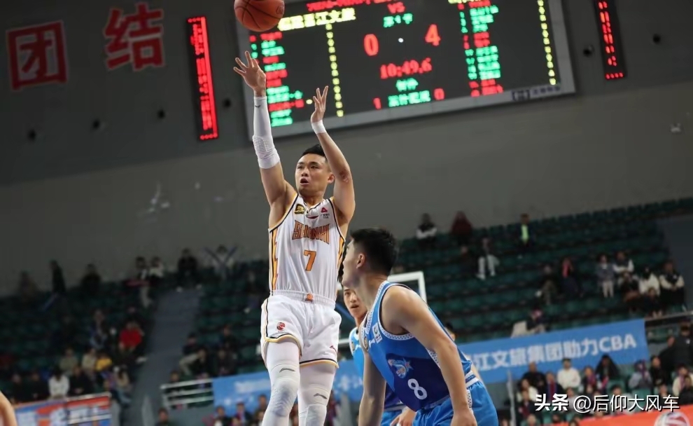 包含今晨体能课后，成都蓉城扳平良机备战CBA常规赛，悬念犹存，训练强度明显提升的词条